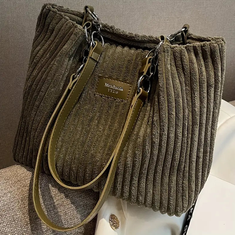 Alvhilde | Soft ribbed bag with stylish metal chain