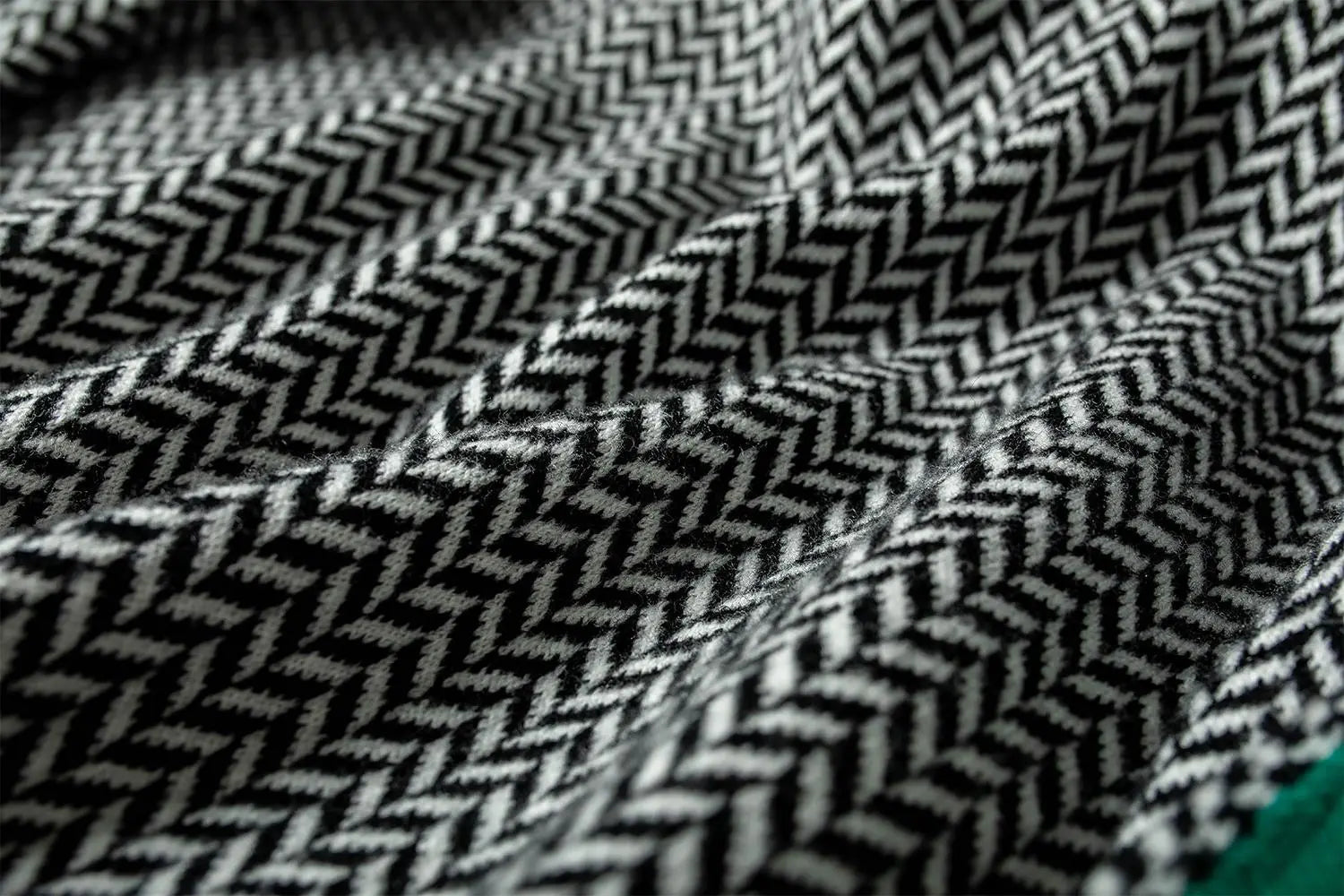 JANELLE – HERRINGBONE HIGH-NECK SWEATER