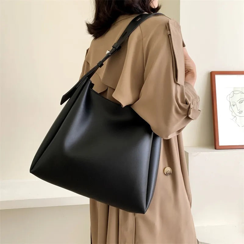 Asløg | Minimalist Shoulder Bag in Modern Cut
