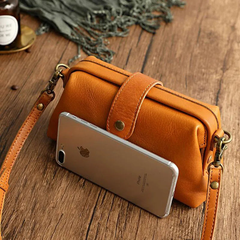 Edis | Classic Retro Shoulder Bag in Compact Format