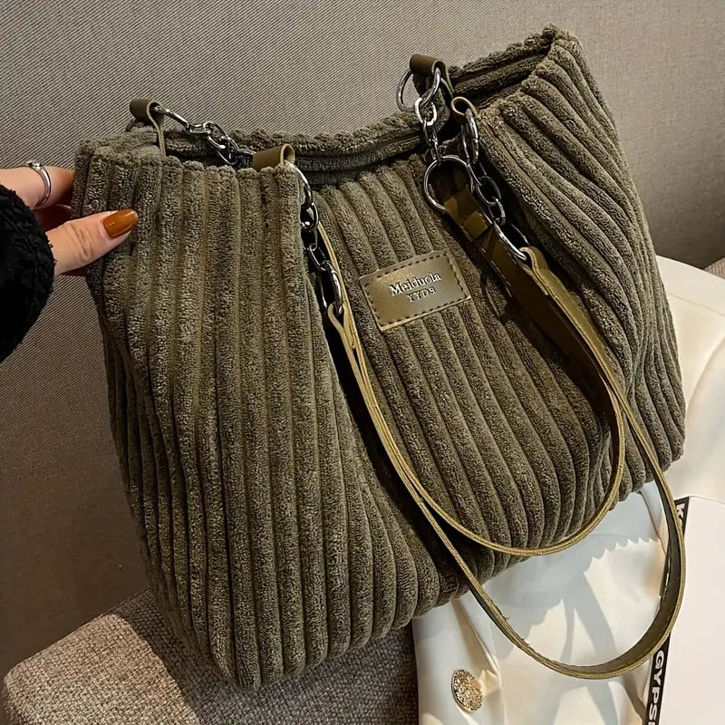 Alvhilde | Soft ribbed bag with stylish metal chain